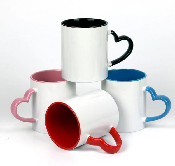 Caneca de Porcelana com Alça de Coração e Interior Colorido